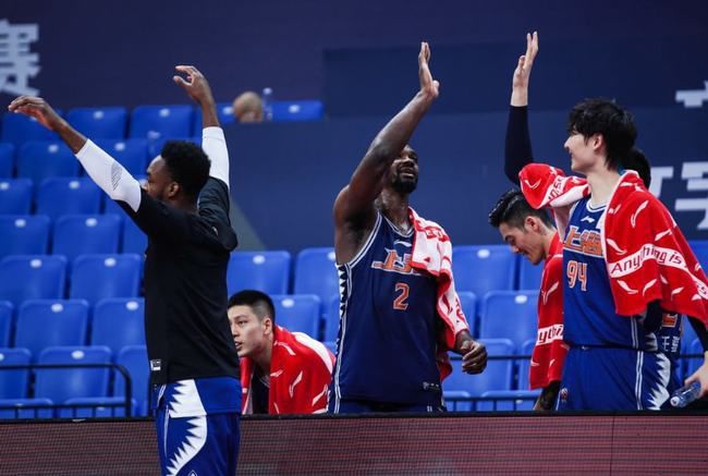 第54分钟，加纳乔接右侧传中凌空侧钩踢飞了。